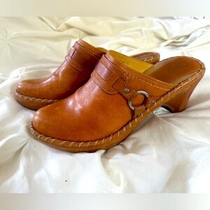 Women's Tan Leather Clogs